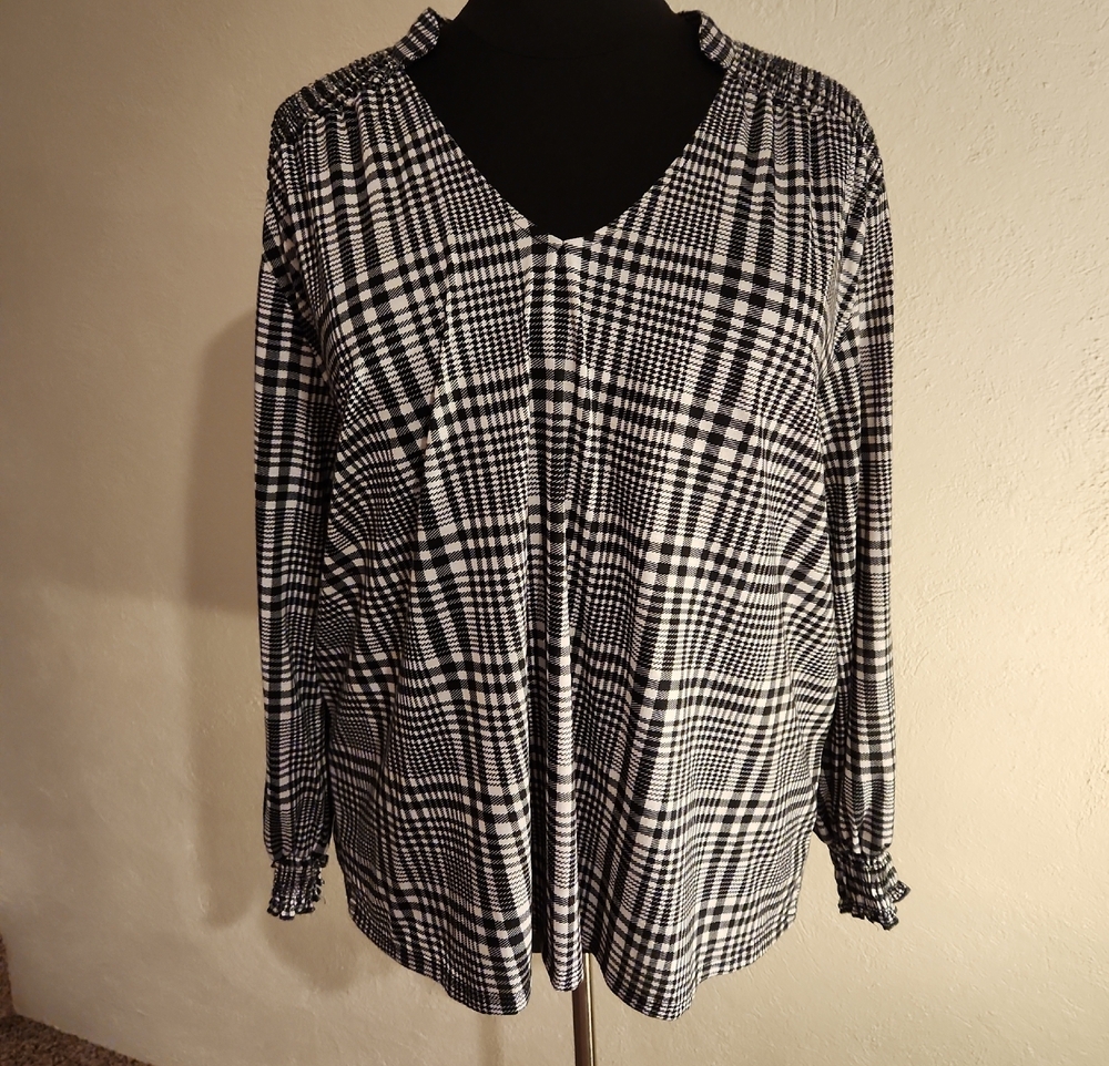 Paper + Tee Black White Plaid V-Neck Top Size 3X